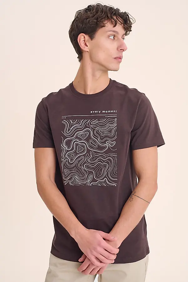 Brązowy męski t-shirt z linearnym nadrukiem