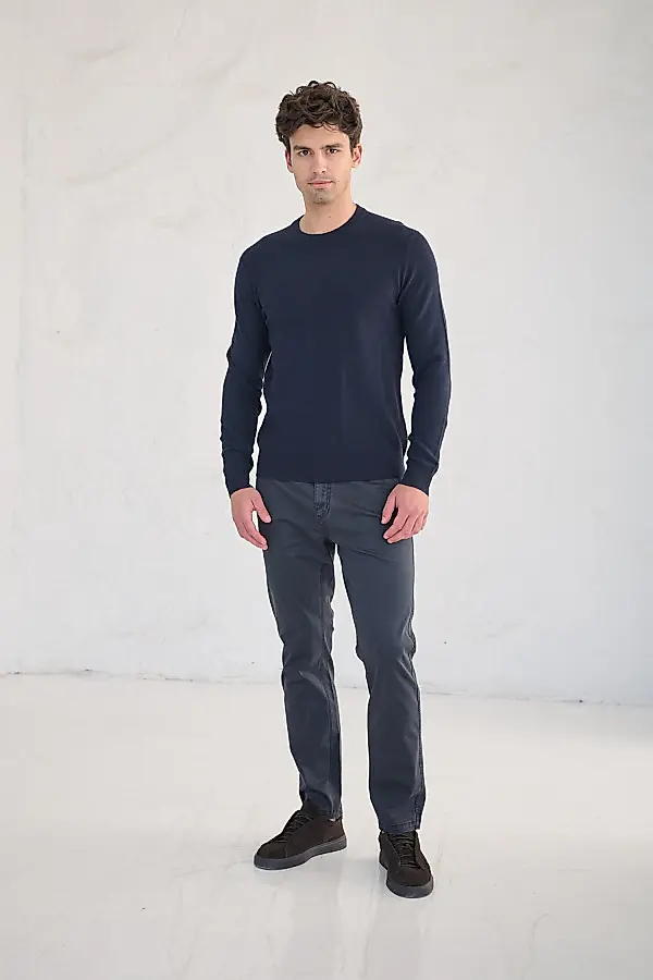 Granatowy sweter męski z długim rękawem