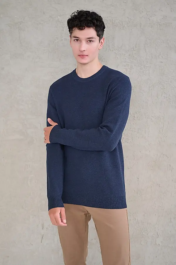 Granatowy sweter męski z długim rękawem