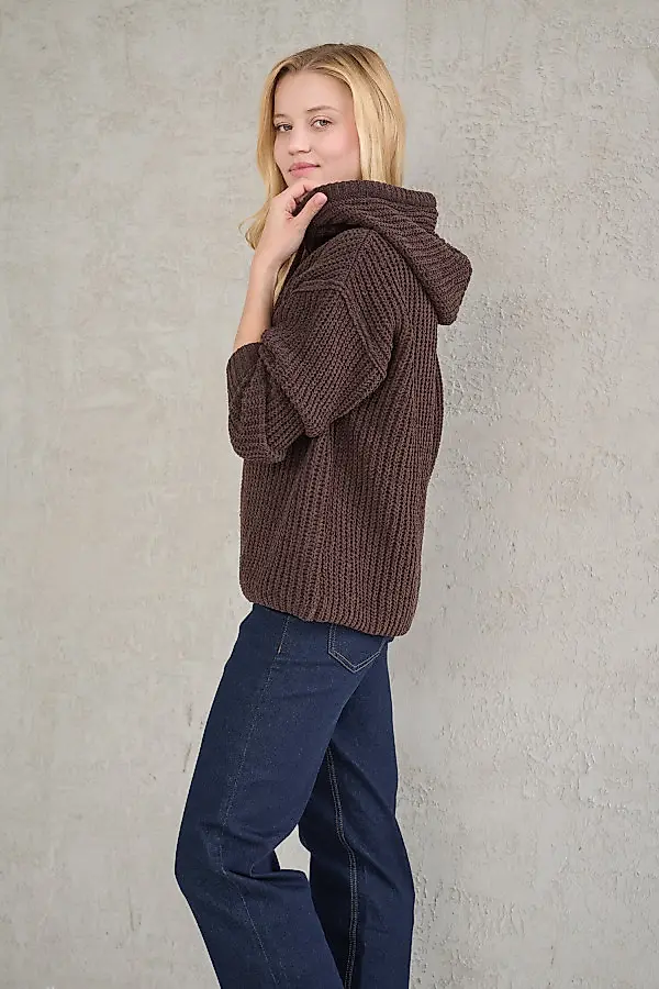 Brązowy sweter damski z kapturem