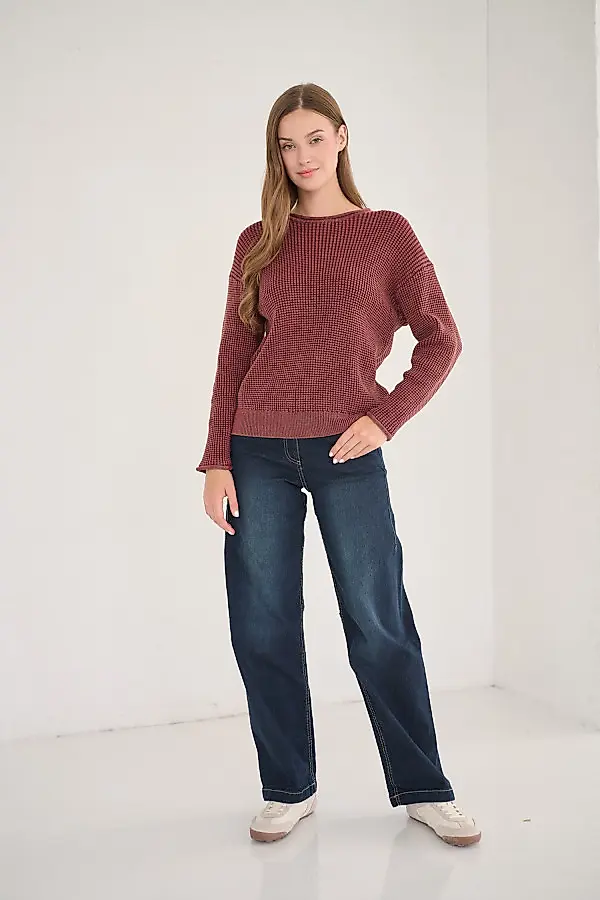 Ceglasty sweter damski o fakturze wafelkowej